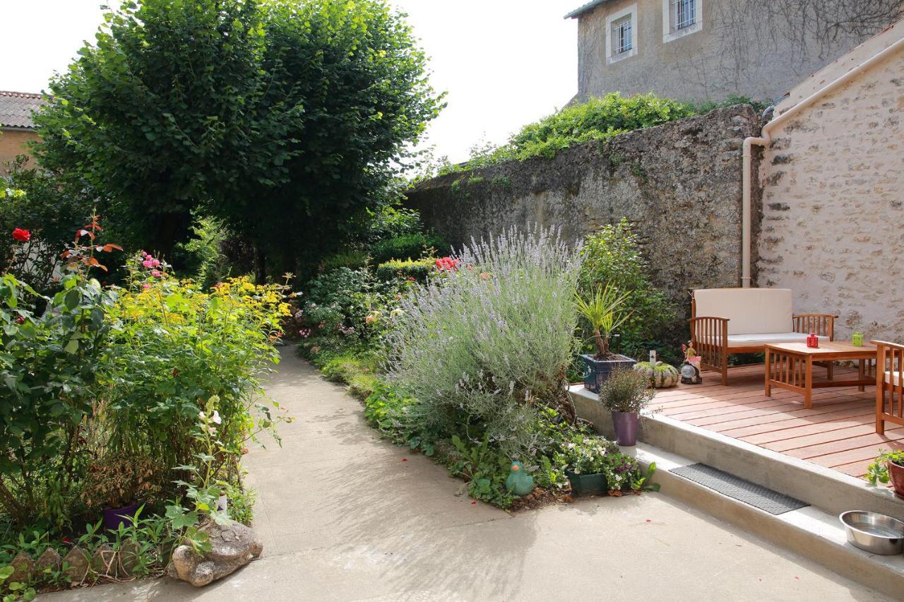 Bed and Breakfast La Loge des Fées Latillé Exterior foto